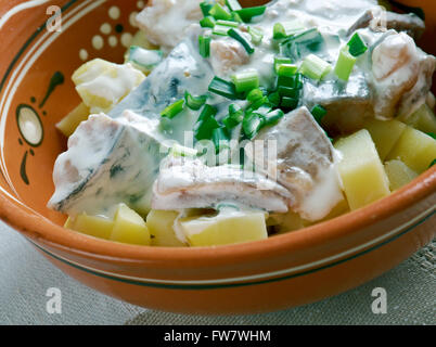 Estnische Silgu Kartulisalat. Salat von Hering, Kartoffeln mit saurer CreamBaltic Küche Stockfoto