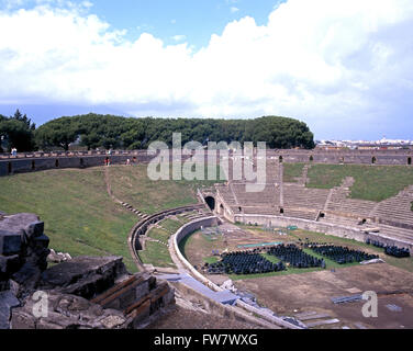 Erhöhten Blick auf die Ruine römische Theater mit modernen Gebäuden nach hinten, Pompeji, Kampanien, Italien, Europa. Stockfoto