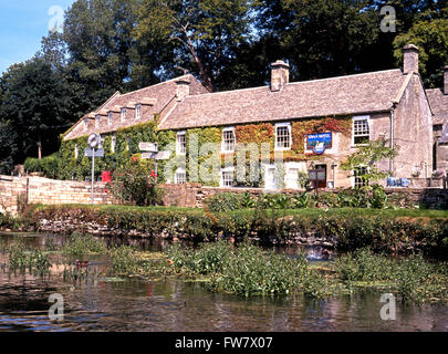 Das Schwan-Hotel über den Fluss Coln, Bibury, Gloucestershire, England, UK, Westeuropa gesehen. Stockfoto