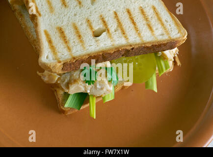 Gegrillter Kabeljau-Sandwiches mit Gurken. Nahaufnahme Stockfoto
