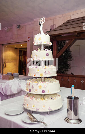 Große Hochzeit Kuchen auf dem Tisch. Symbolische Speisen. Stockfoto