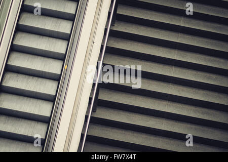 Treppen und Rolltreppen von oben - nach oben und unten Konzept Stockfoto