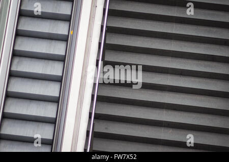 Treppen und Rolltreppen von oben - nach oben und unten Konzept Stockfoto