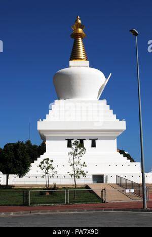 Blick auf das Stupa, das eine Kuppel ist geformte Gebäude, das als ein buddhistischer Schrein, Benalmadena, Andalusien, Spanien. Stockfoto