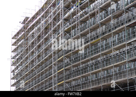 riesige Gebäude-Fassade mit Gerüst - Baustelle Stockfoto