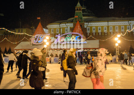 Moskau, Russland - 5. Januar 2016: Menschen Skate auf GUM Eisbahn auf dem Roten Platz in der Nacht Stockfoto