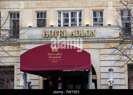 Eingang und das Logo des berühmten Hotel Adlon in Berlin, Deutschland. Stockfoto