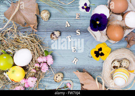 Ostern-Hintergrund mit Eiern und Blumen Stockfoto