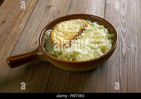 Französische Zwiebelsuppe rustikal - Suppe, meist anhand von Fleischbrühe und Zwiebeln. Stockfoto