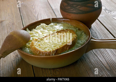 Französische Zwiebelsuppe rustikal - Suppe, meist anhand von Fleischbrühe und Zwiebeln. Stockfoto