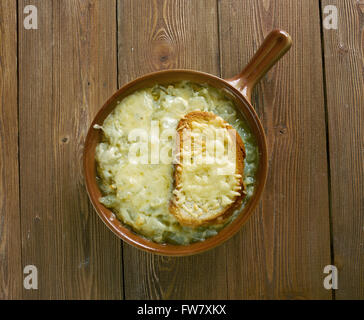 Französische Zwiebelsuppe rustikal - Suppe, meist anhand von Fleischbrühe und Zwiebeln. Stockfoto