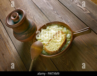 Französische Zwiebelsuppe rustikal - Suppe, meist anhand von Fleischbrühe und Zwiebeln. Stockfoto