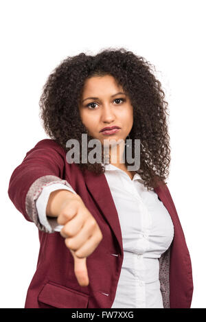 Schneiden Sie Bild einer jungen Frau mit braunen lockigen Haaren (Afro), die Daumen gedrückt. Fokus liegt auf dem Gesicht, Hand ist nicht mehr Stockfoto