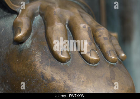 Metall Hand eine alte Bronzestatue Handauflegen Stockfoto