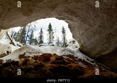 Eingang zur Höhle. Grot Golubinskaya Cave.Arhangelsk Region Stockfoto