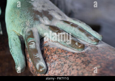 Metall Hand eine alte Bronzestatue Handauflegen Stockfoto