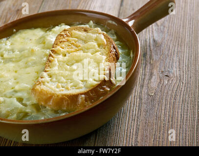 Französische Zwiebelsuppe rustikal - Suppe, meist anhand von Fleischbrühe und Zwiebeln. Stockfoto