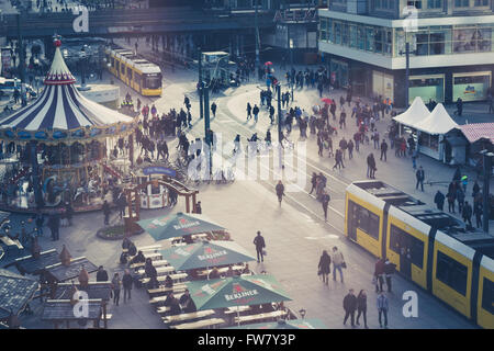 Berlin, Deutschland - 30. März 2016: Menschen und Züge am Alexanderplatz in Berlin, Deutschland von hohen Aussichtspunkt. Stockfoto