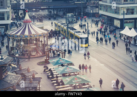 Berlin, Deutschland - 30. März 2016: Menschen und Züge am Alexanderplatz in Berlin, Deutschland von hohen Aussichtspunkt. Stockfoto