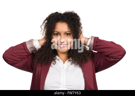 Schneiden Sie Bild einer jungen lächelnde Frau mit braunen lockigen Haaren (Afro), die ihre Ohren mit den Händen umfasst. Stockfoto