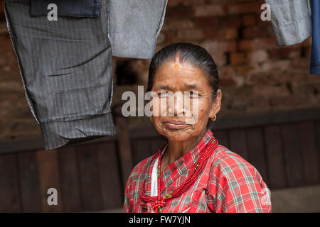 Eine undefinierte nepalesischen alte buddhistische / Hindu-Frau fotografiert in Nepal Stockfoto