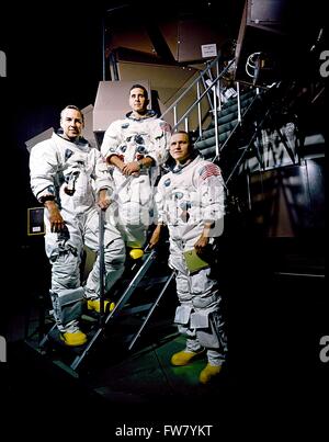 Erstklassige Besatzung der Apollo 8 stellte in ihren Raumanzügen vor den Flugsimulator am Kennedy Space Center 22. November 1968 in Cape Canaveral, Florida. Von links nach rechts sind: James A. Lovell Jr., William A. Anders und Frank Borman. Stockfoto