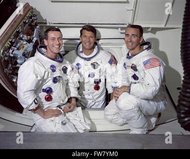 Erstklassige Crew der ersten bemannten Weltraum-Mission Apollo zusammen in ihren Raumanzügen in das weiße Zimmer stehen in der Raumkapsel Luke 22. Mai 1968 in Cape Canaveral, Florida. Von links nach rechts sind: Befehl Modul-Pilot, Don Eisele, Commander, Walter Schirra Jr. und Lunar Module Pilot, Walter Cunningham. Stockfoto