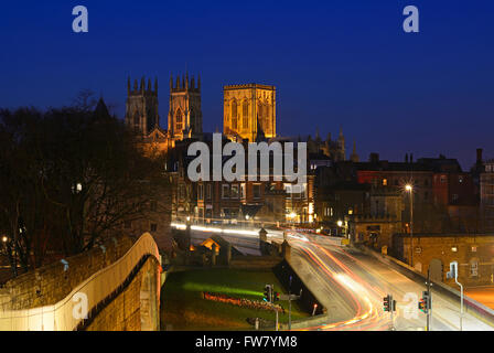 majestätische York Minster und Stadtmauern bei Dämmerung Yorkshire Vereinigtes Königreich Stockfoto