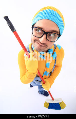 ein Mann in einem gelben Pullover und Overalls verzerrte Perspektive Stockfoto