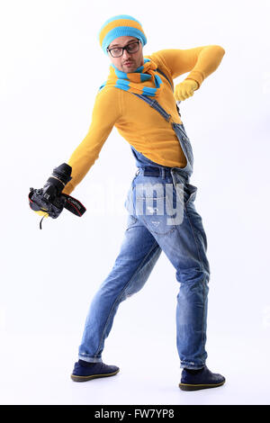 ein Mann in einem gelben Pullover und overalls Stockfoto