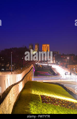 majestätische York Minster und Stadtmauern bei Dämmerung Yorkshire Vereinigtes Königreich Stockfoto