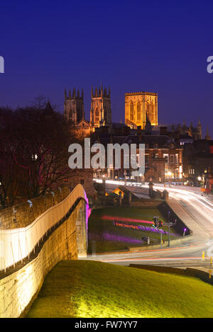 majestätische York Minster und Stadtmauern bei Dämmerung Yorkshire Vereinigtes Königreich Stockfoto