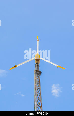 Blick auf alternative Energiegewinnung mit einem klaren blauen Himmel vertikale windturbine Stockfoto