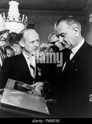 US-Präsident Lyndon B. Johnson wird mit einem Bindemittel von Fotografien von der Raumsonde Mariner von Direktor des Jet Propulsion Laboratory Dr. William H. Pickering im Weißen Haus 29. Juli 1965 in Washington DC vorgestellt. Stockfoto