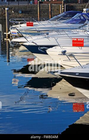 Motorboote und Yachten zum Verkauf, vor Anker in einer marina Stockfoto