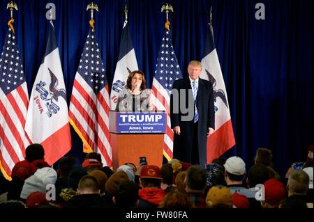 Ehemalige Alaska Gov Sarah Palin befürwortet Milliardär republikanische Präsidentschaftskandidat Donald Trump während einer Veranstaltung an der Iowa State University 19. Januar 2016 in Ames, Iowa. Stockfoto