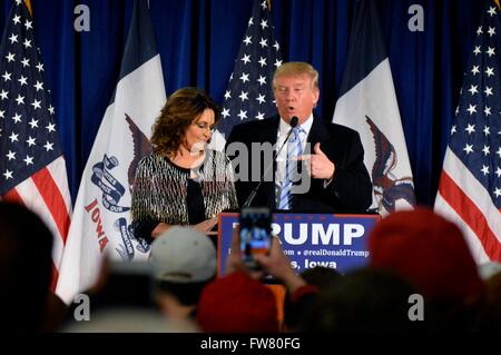 Ehemalige Alaska Gov Sarah Palin befürwortet Milliardär republikanische Präsidentschaftskandidat Donald Trump während einer Veranstaltung an der Iowa State University 19. Januar 2016 in Ames, Iowa. Stockfoto