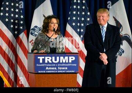Ehemalige Alaska Gov Sarah Palin befürwortet Milliardär republikanische Präsidentschaftskandidat Donald Trump während einer Veranstaltung an der Iowa State University 19. Januar 2016 in Ames, Iowa. Stockfoto