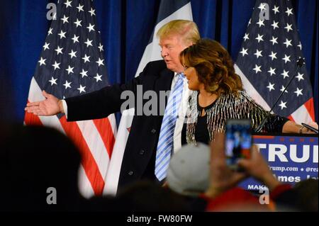 Ehemalige Alaska Gov Sarah Palin befürwortet Milliardär republikanische Präsidentschaftskandidat Donald Trump während einer Veranstaltung an der Iowa State University 19. Januar 2016 in Ames, Iowa. Stockfoto