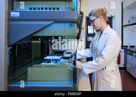 Wissenschaftler an einem Pipettierroboter Stockfoto