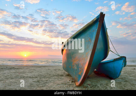 Schönen Sonnenaufgang über ein zwei hölzerne Fischerboote Stockfoto