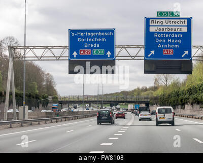 Verkehr und Strecke Informationstafeln auf Autobahn A27 in Utrecht, Niederlande Stockfoto