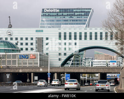 Auch genannt Verkehr auf Autobahn A12 Utrechtsebaan und moderne Gebäude in den Haag, Niederlande Stockfoto