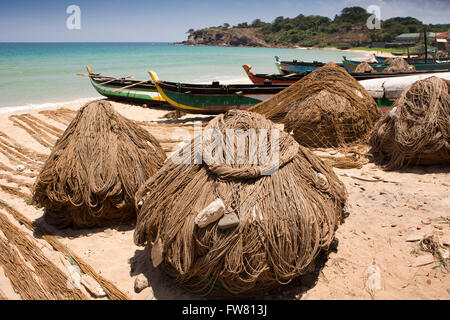 Sri Lanka, Trincomalee, Dutch Bay, Fischernetze und Boote am leeren Strand Stockfoto