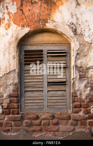 Sri Lanka, Trincomalee, gewölbte Fenster und Fensterläden aus alten Tsunami beschädigte Haus Stockfoto