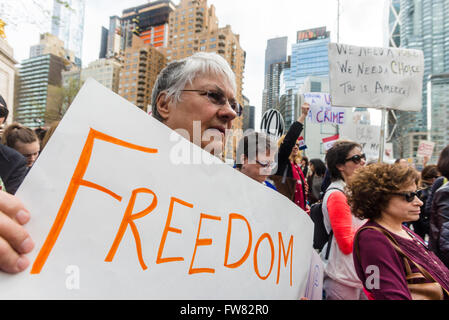 New York, USA. 31. März 2016. Rund 200 Pro-Wahl Fürsprecher versammelten sich in Columbus Circle, außerhalb Trump Hotel &amp; Towers, als Reaktion auf die republikanische Präsidentschaftskandidat bemerkt, dass Frauen, die "illegale" Abtreibungen bekommen sollten bestraft werden. Bildnachweis: Stacy Walsh Rosenstock/Alamy Live-Nachrichten Stockfoto