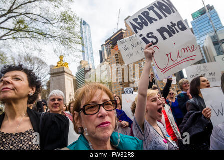 New York, USA. 31. März 2016. Rund 200 Pro-Wahl Fürsprecher versammelten sich in Columbus Circle, außerhalb Trump Hotel &amp; Towers, als Reaktion auf die republikanische Präsidentschaftskandidat bemerkt, dass Frauen, die "illegale" Abtreibungen bekommen sollten bestraft werden. Bildnachweis: Stacy Walsh Rosenstock/Alamy Live-Nachrichten Stockfoto