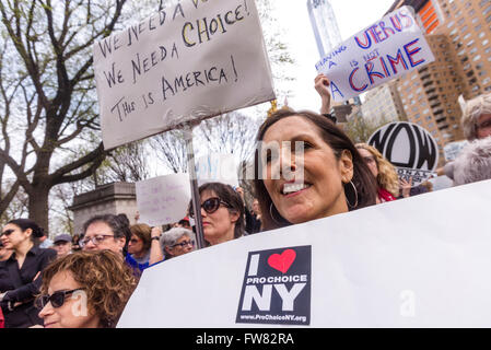 New York, USA. 31. März 2016. Rund 200 Pro-Wahl Fürsprecher versammelten sich in Columbus Circle, außerhalb Trump Hotel &amp; Towers, als Reaktion auf die republikanische Präsidentschaftskandidat bemerkt, dass Frauen, die "illegale" Abtreibungen bekommen sollten bestraft werden. Bildnachweis: Stacy Walsh Rosenstock/Alamy Live-Nachrichten Stockfoto