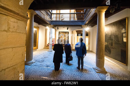 Oviedo, Spanien. 31. März 2016. Besucher in einem neuen Raum während der Eröffnung des Museums der bildenden Künste von Asturien am 31. März 2016 in Oviedo, Spanien. Bildnachweis: David Gato/Alamy Live-Nachrichten Stockfoto