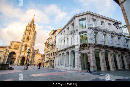 Oviedo, Spanien. 31. März 2016. Außerhalb des Museums während der Eröffnung des Museums der bildenden Künste von Asturien am 31. März 2016 in Oviedo, Spanien. Bildnachweis: David Gato/Alamy Live-Nachrichten Stockfoto